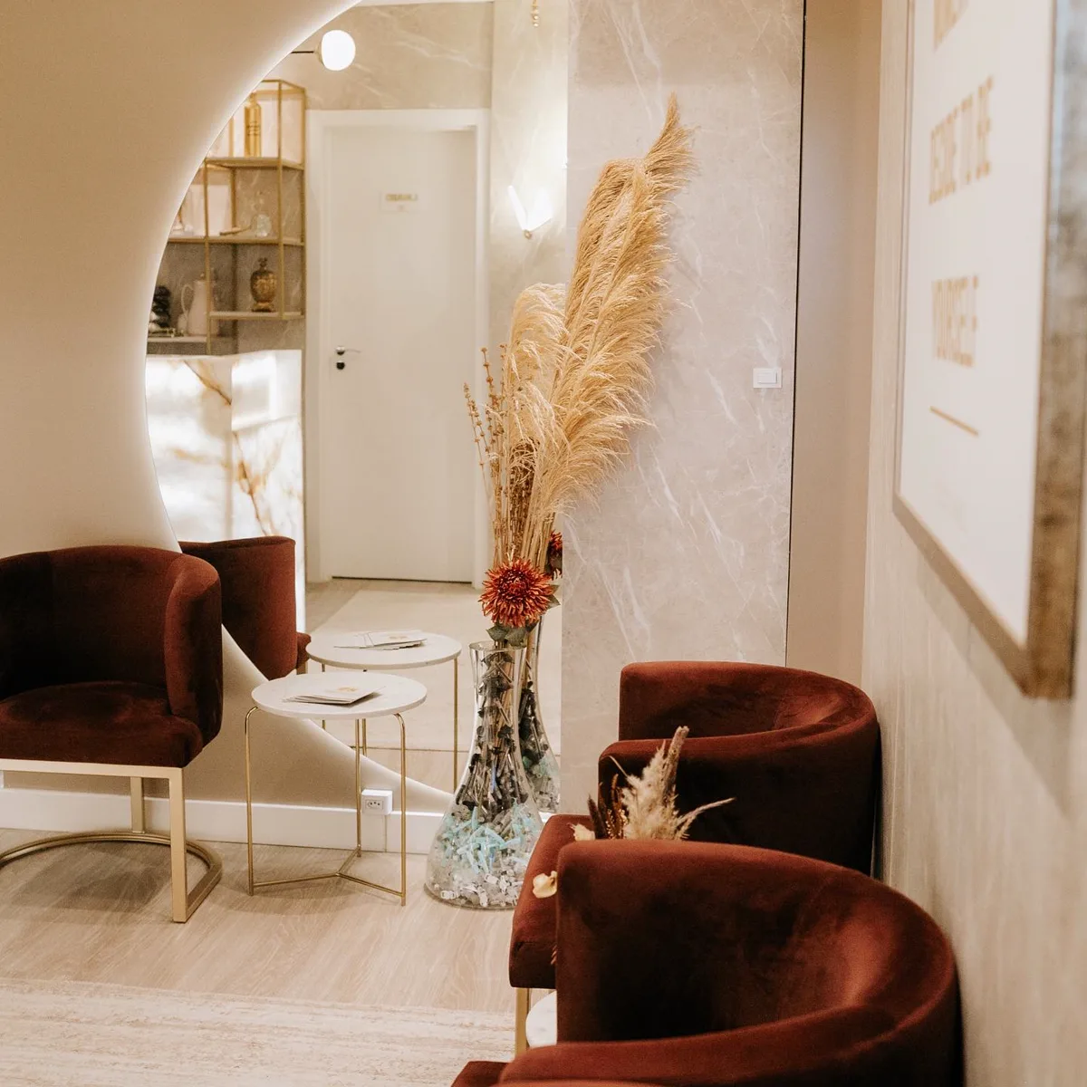 Recepção real da Life Clinique, com poltronas de veludo, decoração em palha-da-costa e paredes em mármore claro